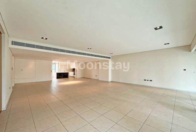 Stunning TH | Vacant | Prime Location — photo 2