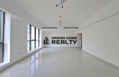Apartment - 3 - 4 for rent in Ameer Bu Khamseen Tower - Al Majaz 3 - Al Majaz - Sharjah Apartment - 3 - 4 for rent in Ameer Bu Khamseen Tower - Al Majaz 3 - Al Majaz - Sharjah