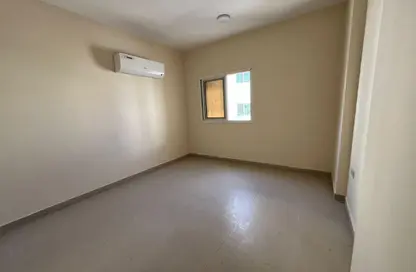 شقة - 2 غرف نوم - 2 حمامات للايجار في بناء النباعة - النبعة - الشرق - الشارقة