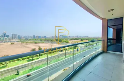 شقة - 2 غرف نوم - 4 حمامات للايجار في يونايتد سكوير - الخالدية - أبوظبي