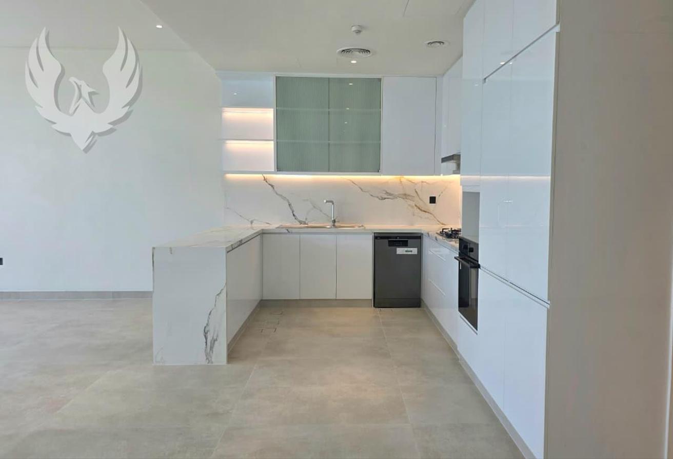 Spacious unit | Landscaped | With Appliances photo 3