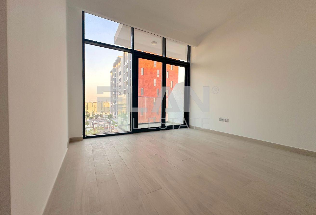 Unfurnished - Vacant - Pool View photo 4