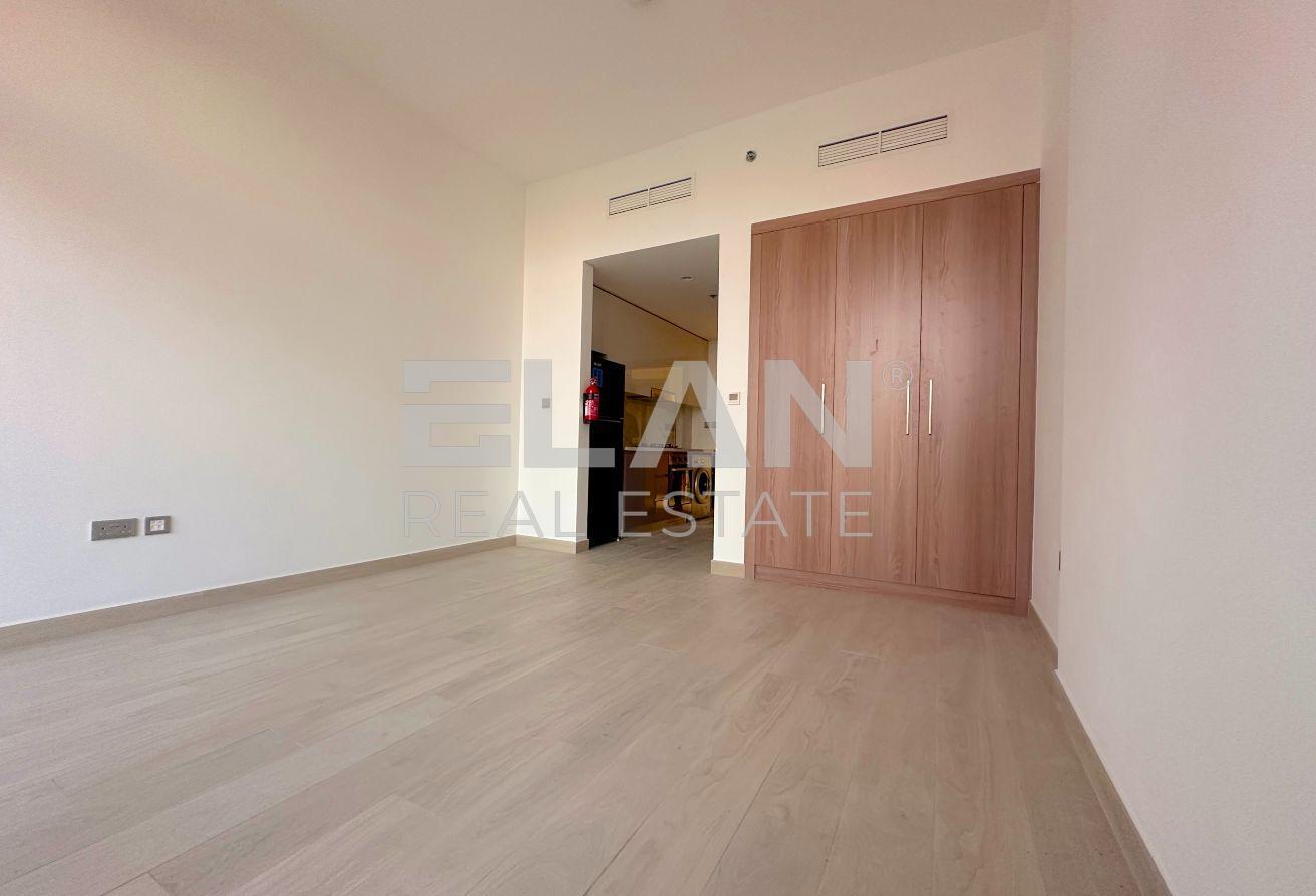 Unfurnished - Vacant - Pool View photo 3