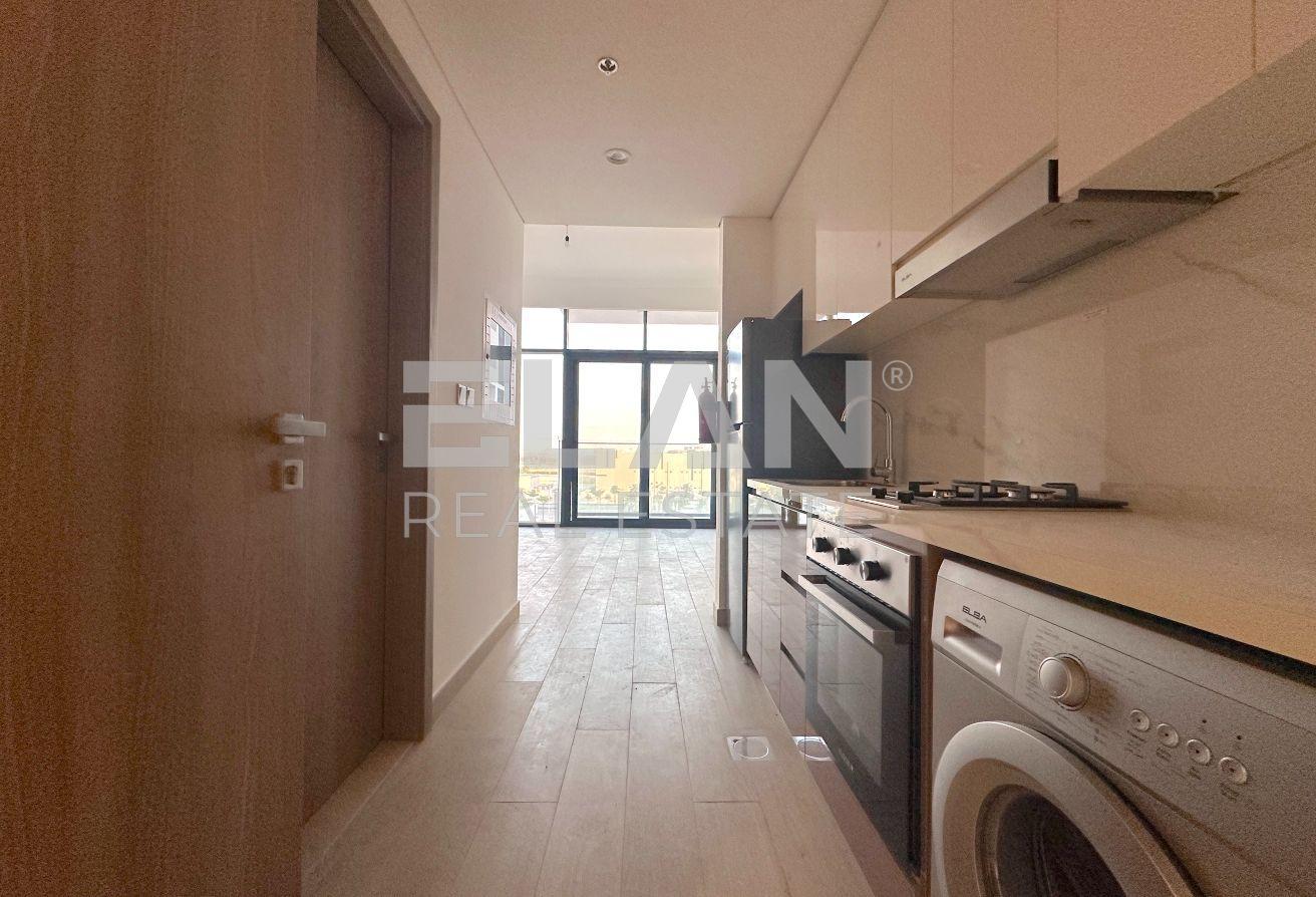 Unfurnished - Vacant - Pool View photo 7