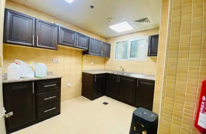 شقة - غرفة نوم - 2 حمامات للايجار في شعبية 10 - شعبية - مصفح - أبوظبي