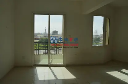 شقة - غرفة نوم - 2 حمامات للايجار في مبنى كي06 - طراز يوناني - المدينة العالمية - دبي