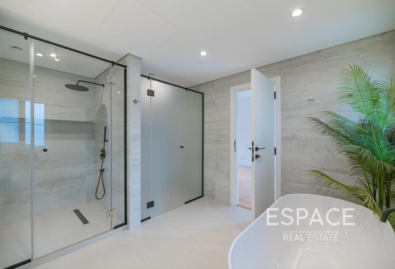 Luxury Upgrades| Immaculate | Prime Location photo 13