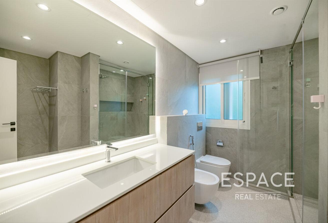 Luxury Upgrades| Immaculate | Prime Location photo 14