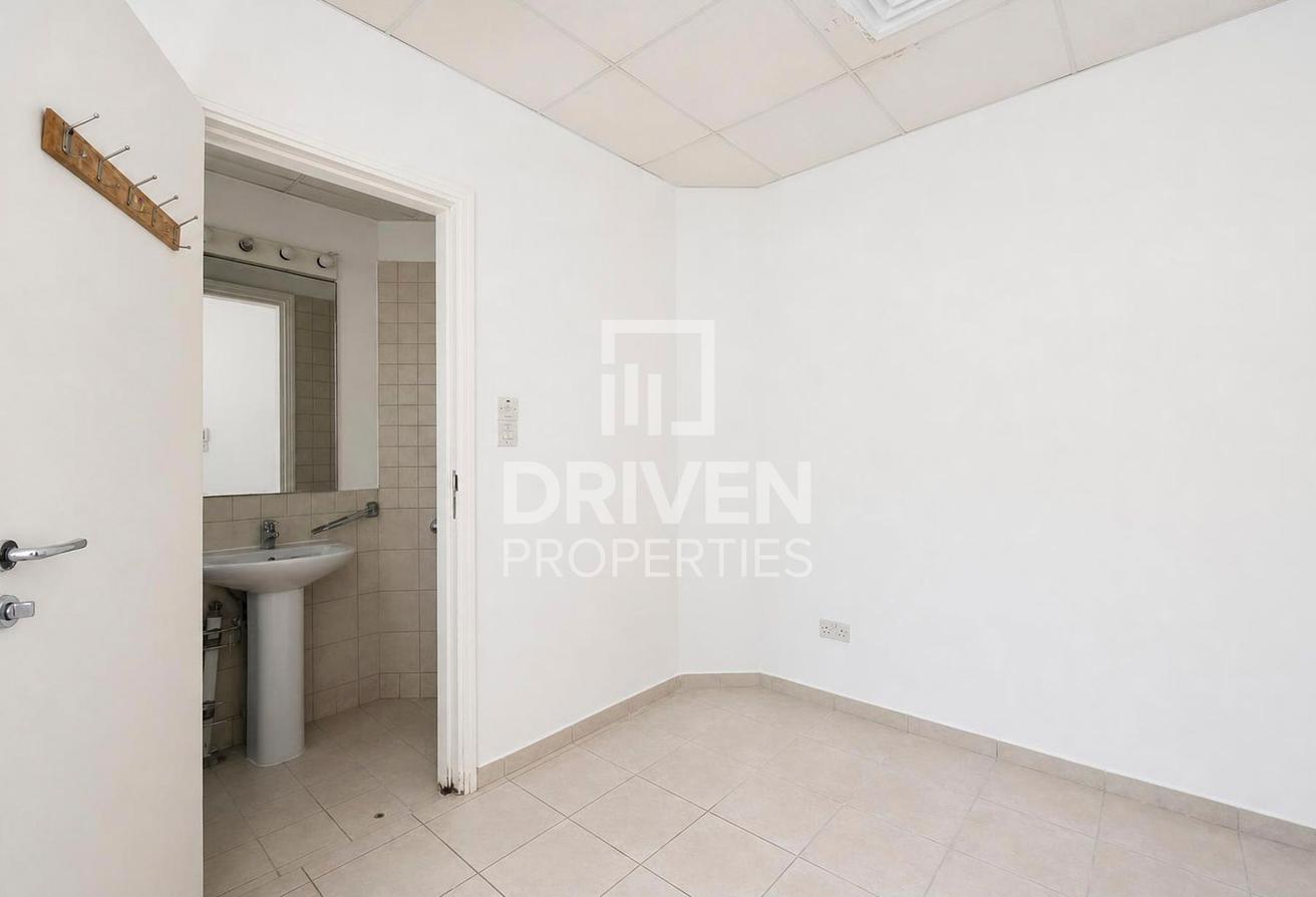 Vacant and Standalone Villa | Spacious Plot photo 3