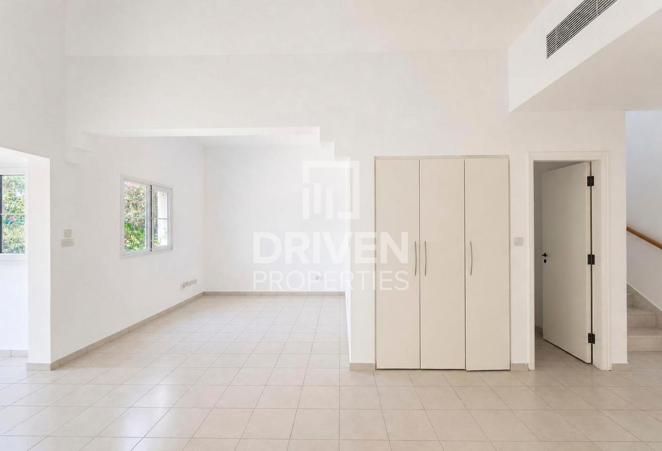 Vacant and Standalone Villa | Spacious Plot photo 4