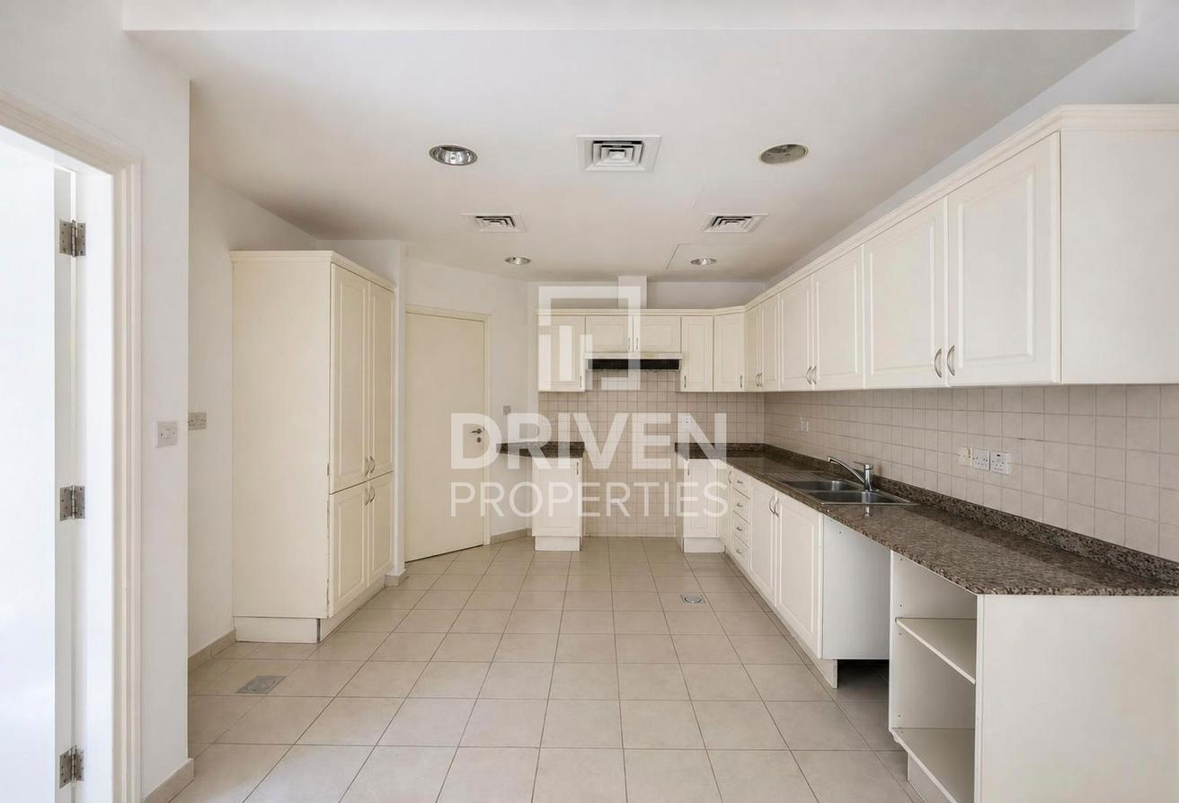 Vacant and Standalone Villa | Spacious Plot photo 11
