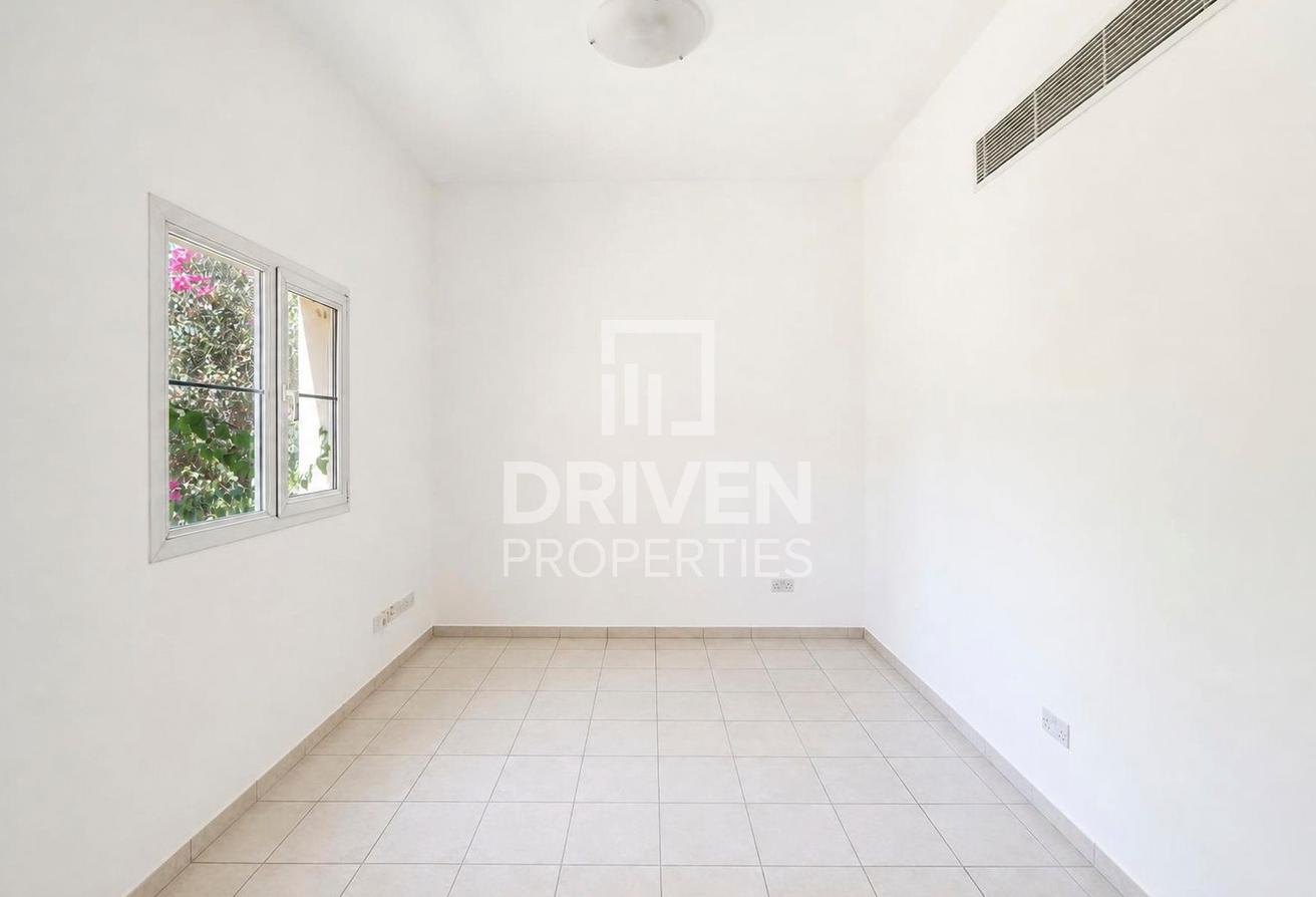 Vacant and Standalone Villa | Spacious Plot photo 5
