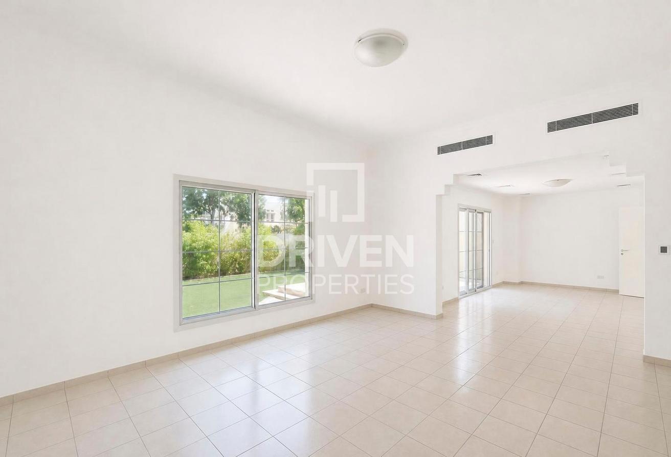 Vacant and Standalone Villa | Spacious Plot photo 2