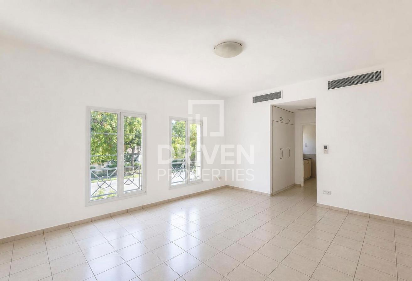 Vacant and Standalone Villa | Spacious Plot photo 6
