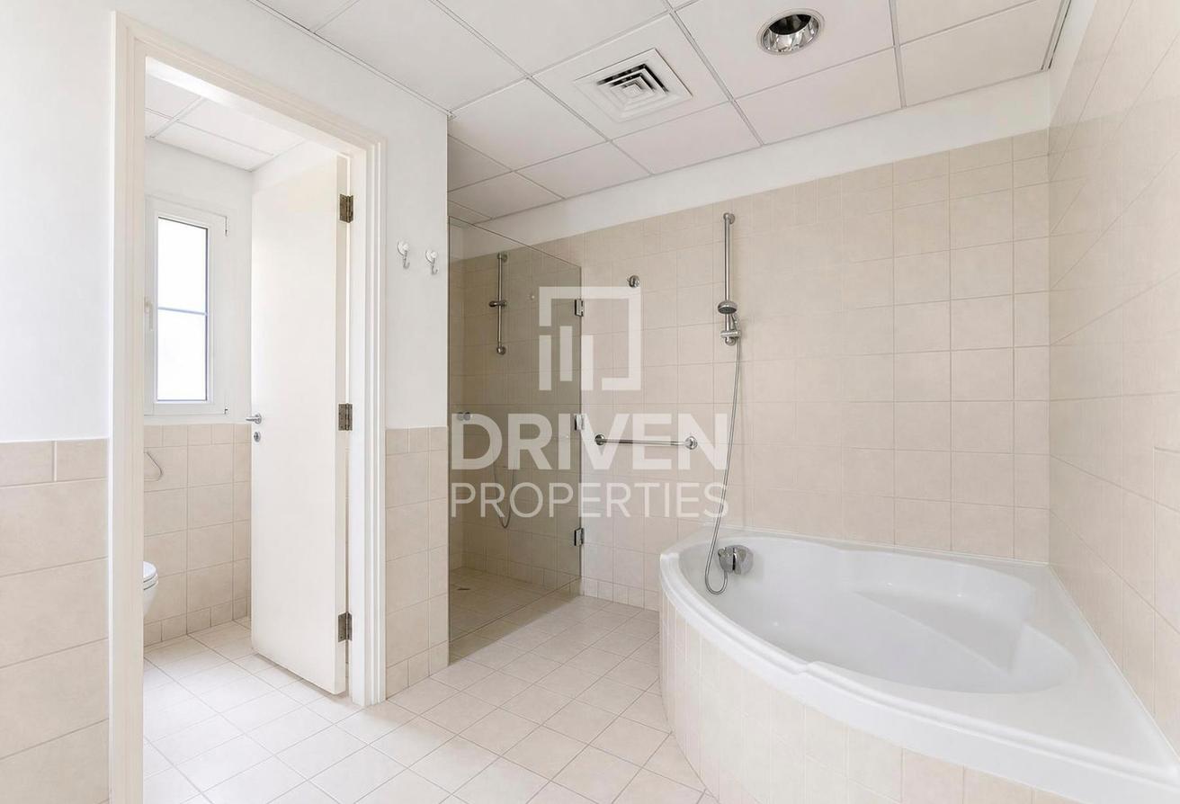 Vacant and Standalone Villa | Spacious Plot photo 18