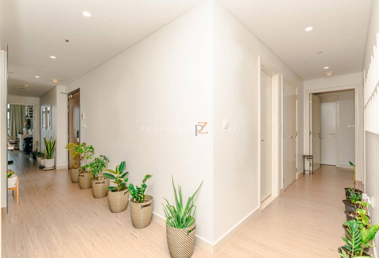 Luxury Upgraded | Fully Furnished | Contemporary photo 6