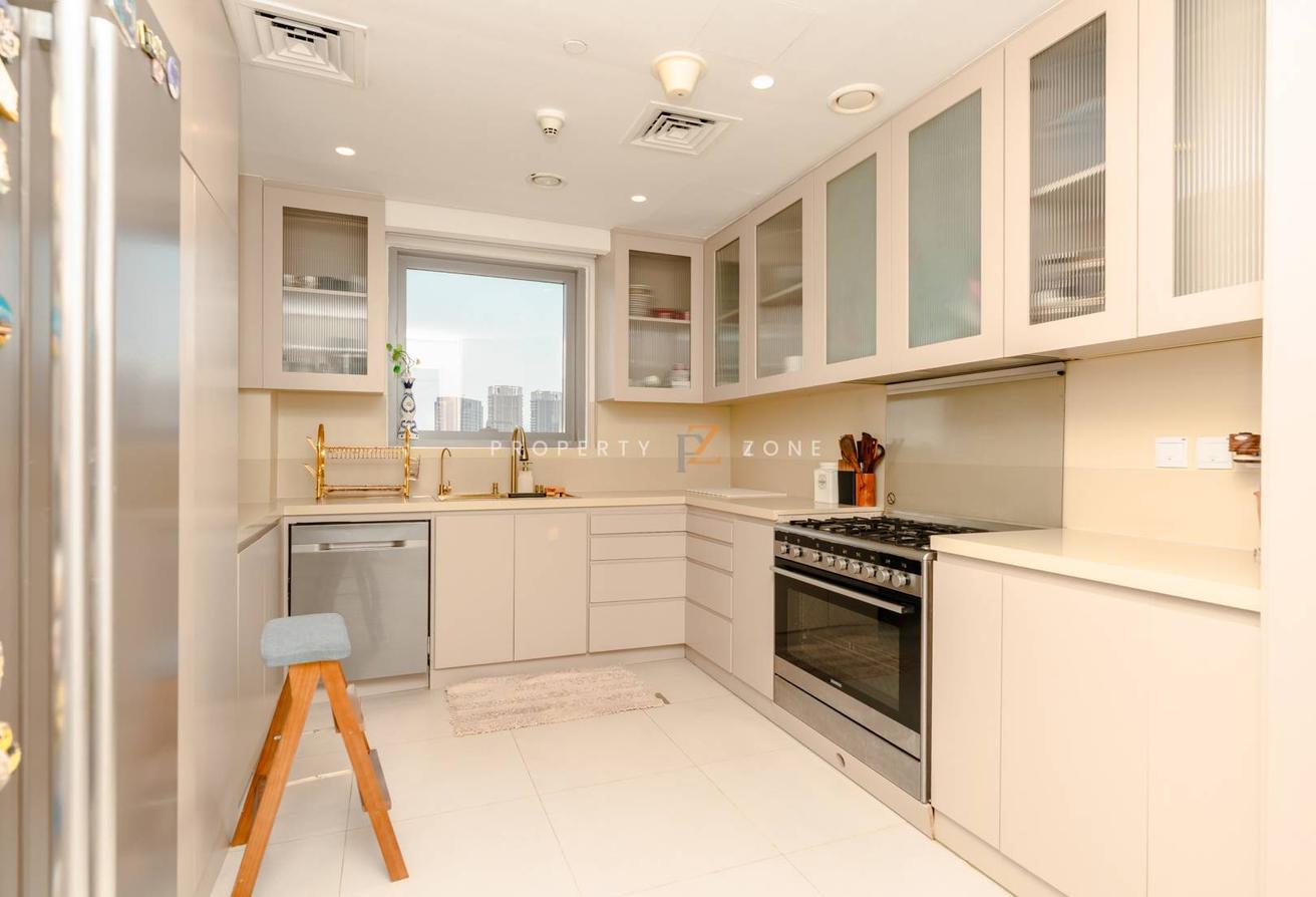 Luxury Upgraded | Fully Furnished | Contemporary photo 7