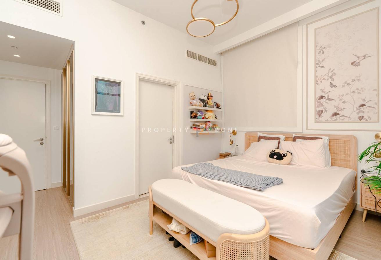 Luxury Upgraded | Fully Furnished | Contemporary photo 14