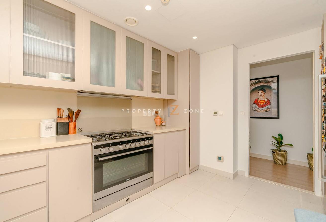 Luxury Upgraded | Fully Furnished | Contemporary photo 8