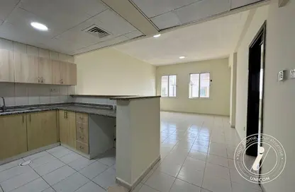 شقة - غرفة نوم - 2 حمامات للايجار في مبنى كي06 - طراز يوناني - المدينة العالمية - دبي