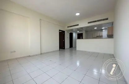 شقة - غرفة نوم - 2 حمامات للايجار في مبنى كي06 - طراز يوناني - المدينة العالمية - دبي