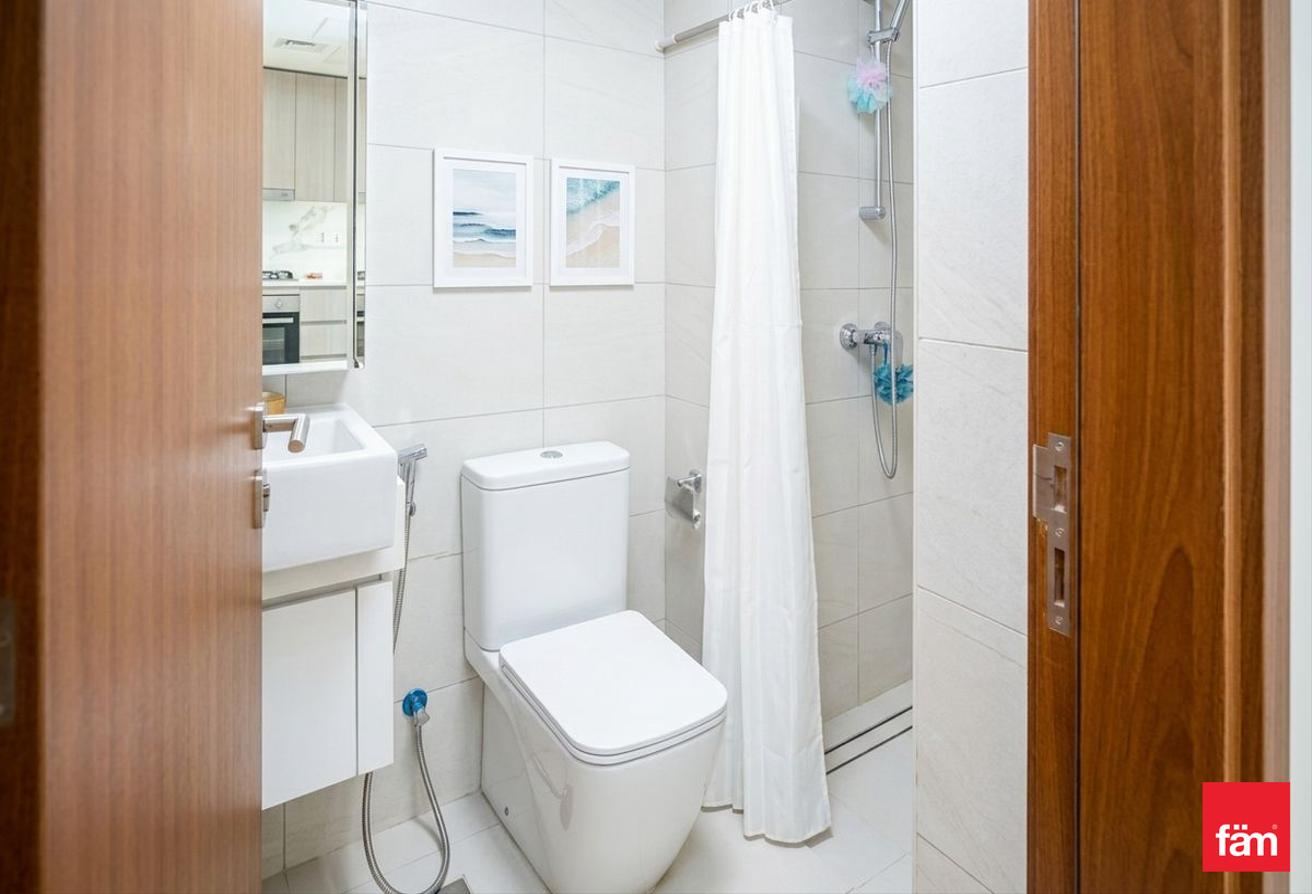 Waterfront | Prime Location | Modern Amenities photo 6