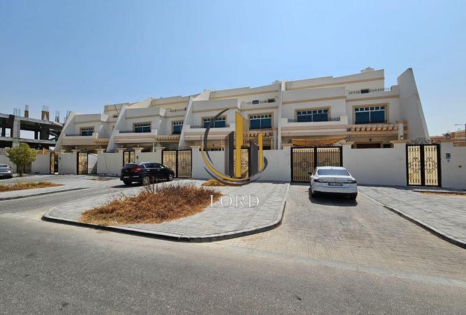 complex 4 villas in Mohammed Bin Zayed City.