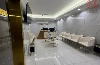 مكتب - استوديو - 3 حمامات للايجار في عود ميثاء - بر دبي - دبي