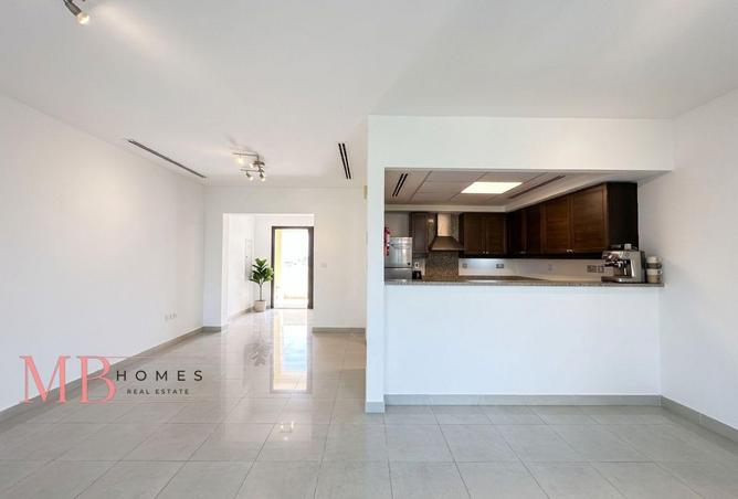 BRIGHT 1BR TOWNHOUSE | PRIME AREA | PRIVATE GARDEN photo 3