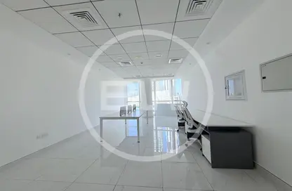 مكتب - استوديو للايجار في B2B  برج - الخليج التجاري - دبي