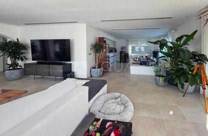 Villa - 3 Bedrooms - 4 Bathrooms for rent in District 7 - Jumeirah Park - Dubai