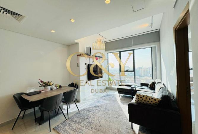 Spacious 1 BR * Vacant * Skyline View