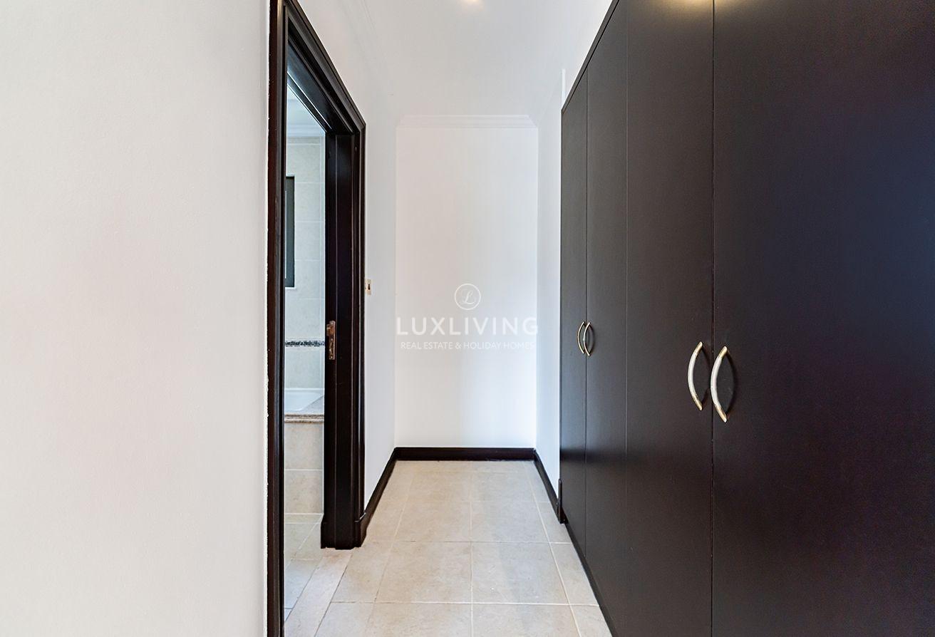 Marina Skyline View | Vacant | Beachfront Villa photo 27