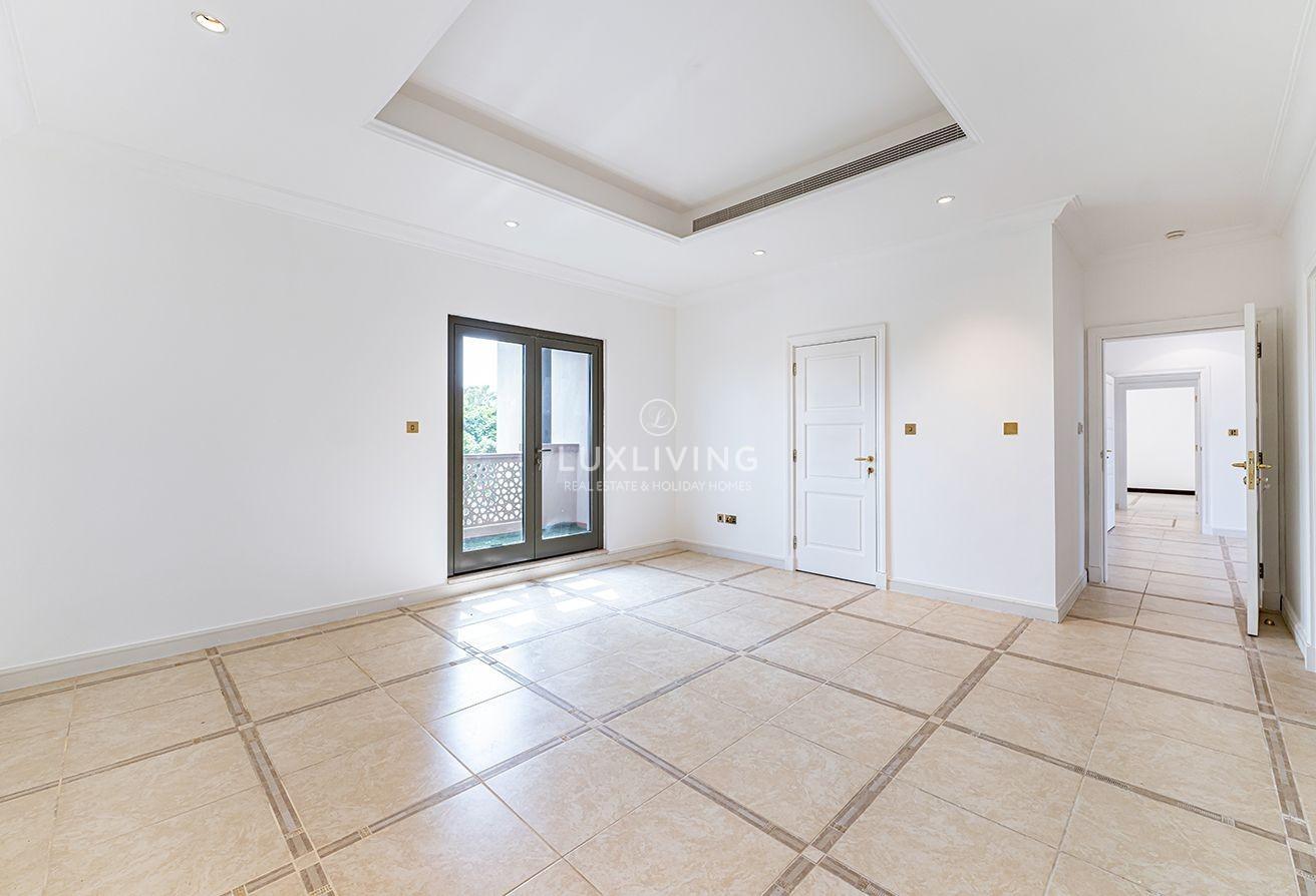 Marina Skyline View | Vacant | Beachfront Villa photo 21