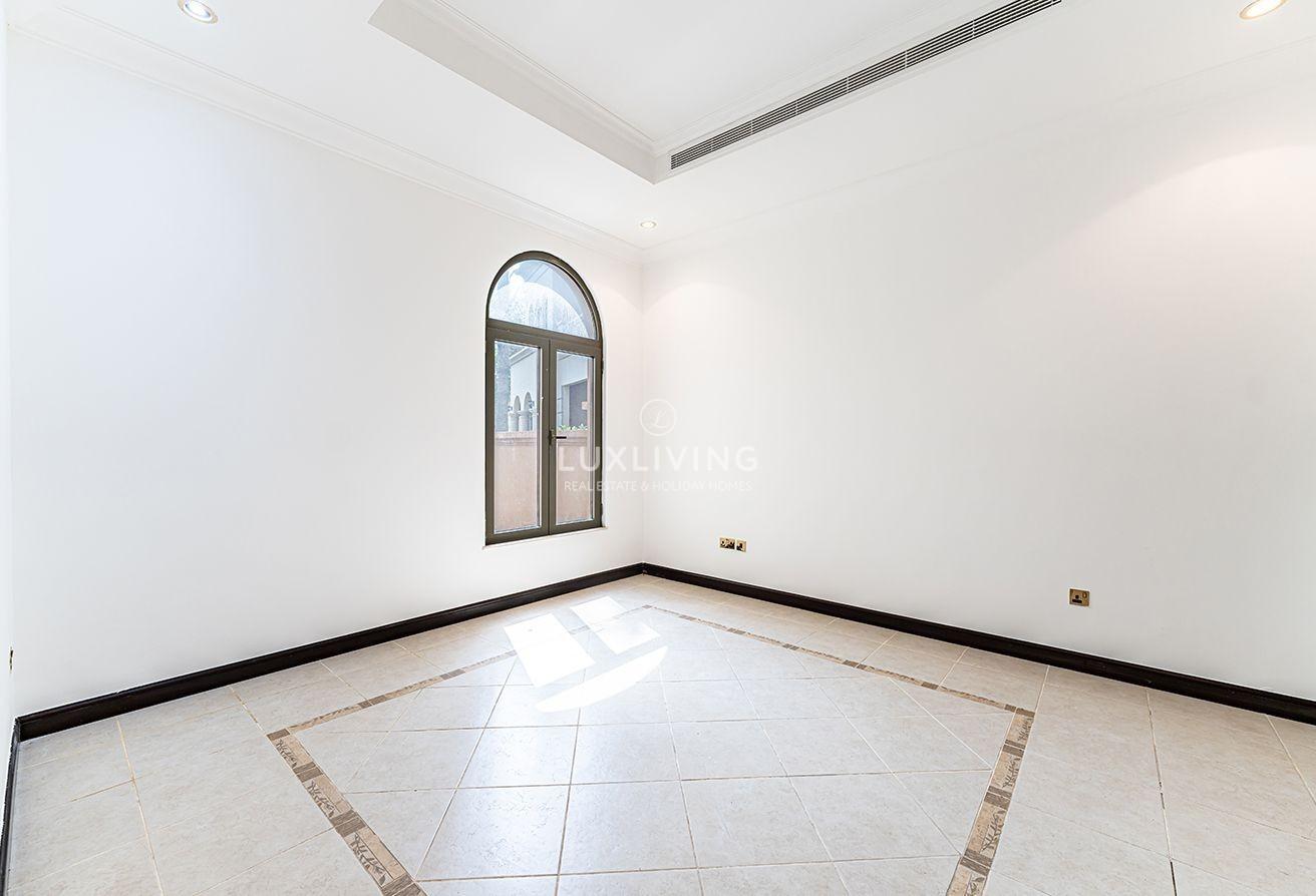 Marina Skyline View | Vacant | Beachfront Villa photo 28