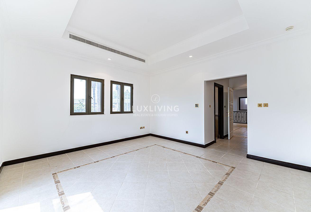 Marina Skyline View | Vacant | Beachfront Villa photo 17