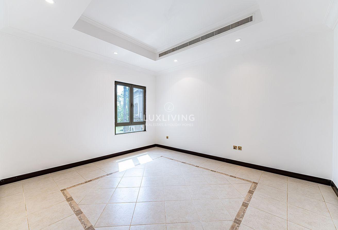 Marina Skyline View | Vacant | Beachfront Villa photo 24