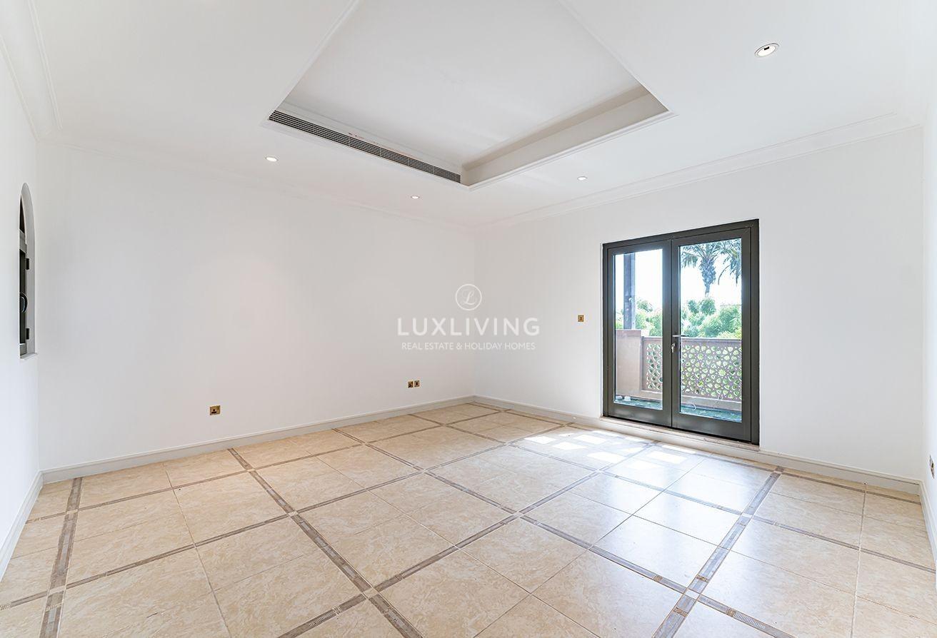Marina Skyline View | Vacant | Beachfront Villa photo 22