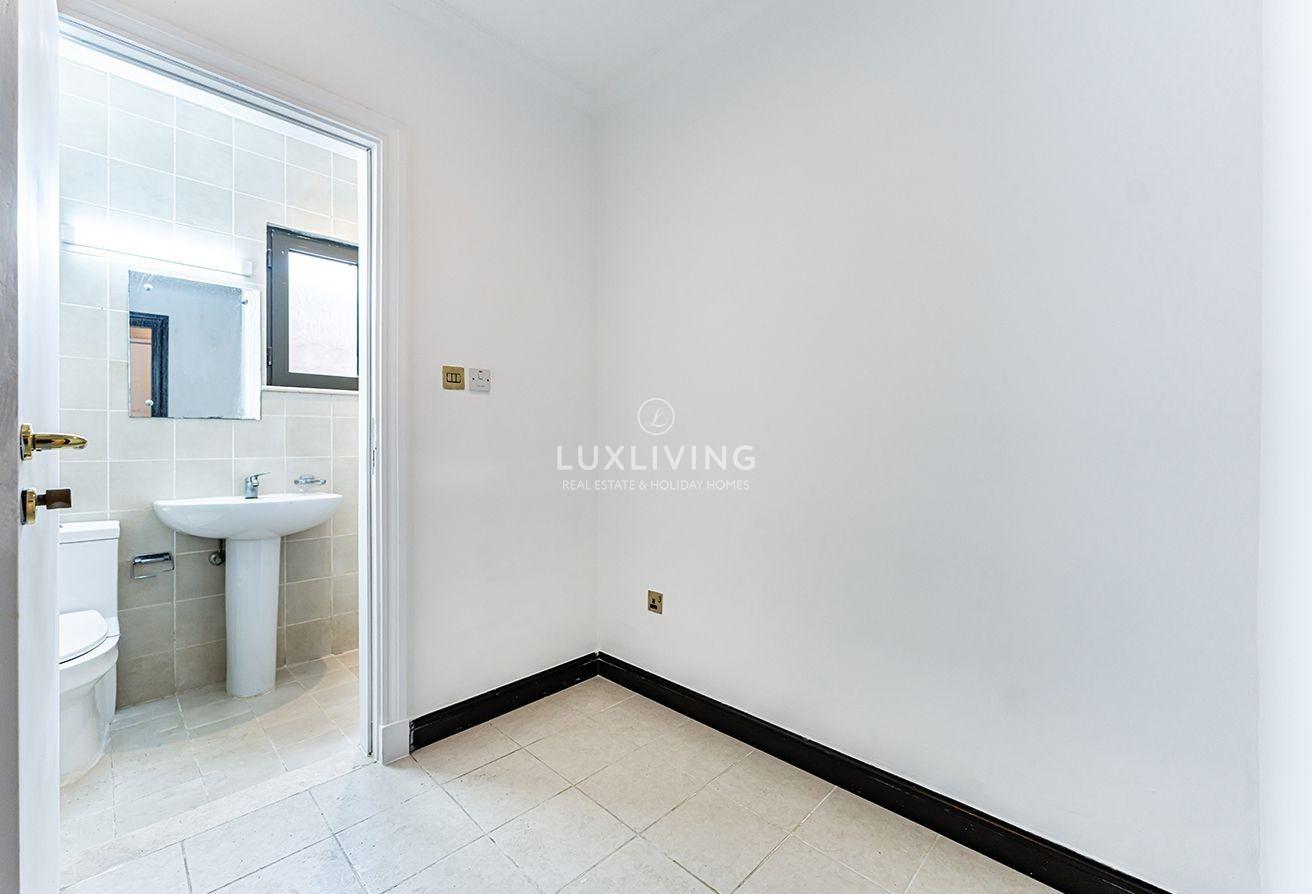 Marina Skyline View | Vacant | Beachfront Villa photo 30