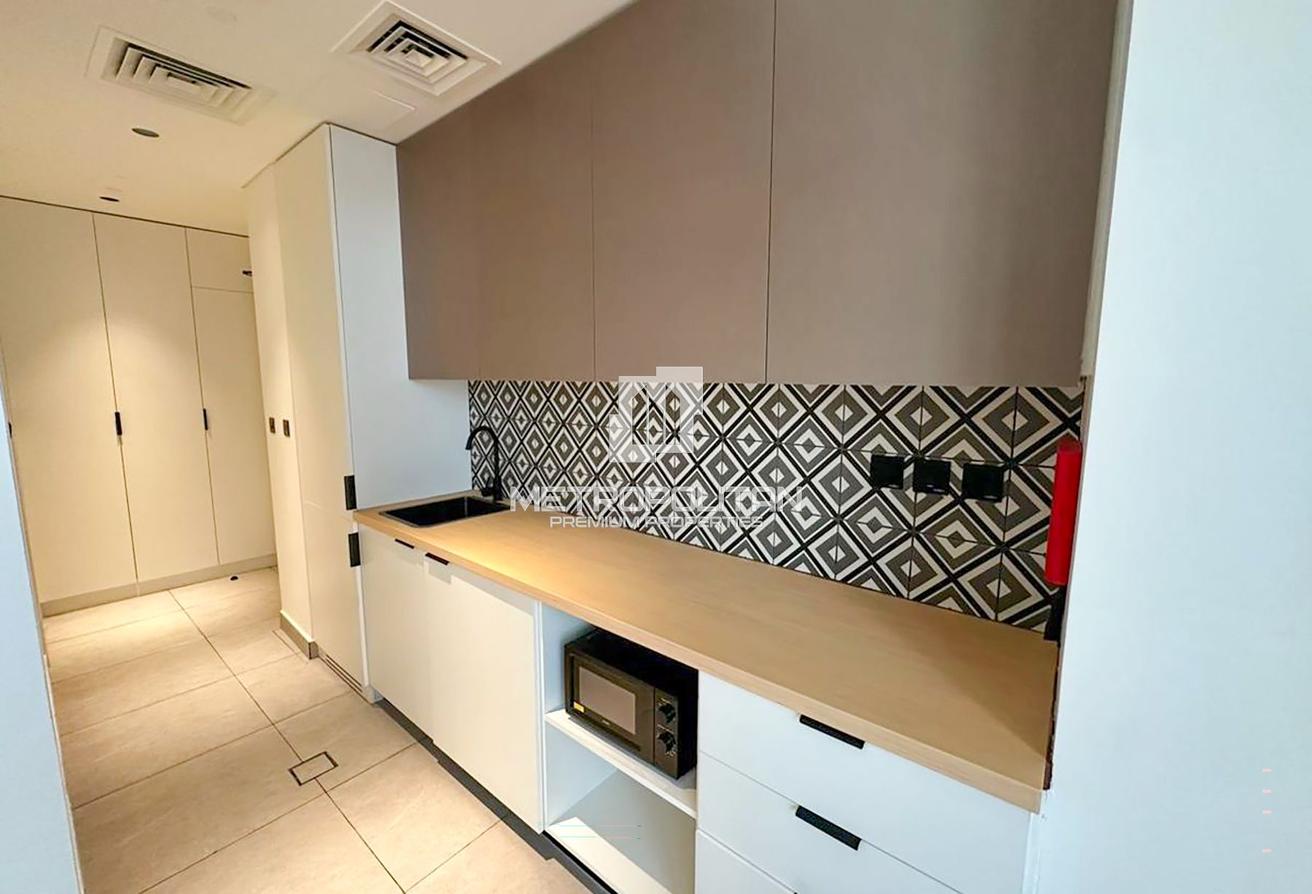 Fully Furnished | Bright Space | Great Price photo 10