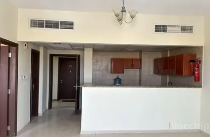 شقة - غرفة نوم - 2 حمامات للايجار في اي سي 1 اماراتي 09 - طراز إماراتي - المدينة العالمية - دبي