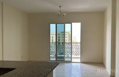 شقة - غرفة نوم - 2 حمامات للايجار في اي سي 1 اماراتي 09 - طراز إماراتي - المدينة العالمية - دبي