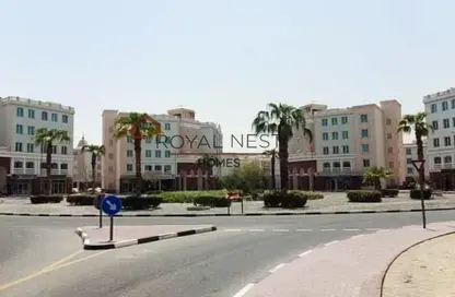 متجر - استوديو - 1 حمام للايجار في زد04 - طراز إنجليزي - المدينة العالمية - دبي