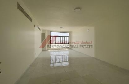 Apartment - 3 Bedrooms - 3 Bathrooms for rent in Sheikh Hamad Bin Abdullah St. - Fujairah