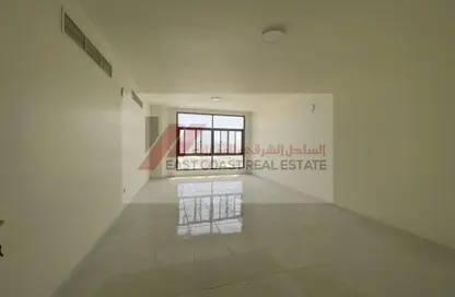 شقة - 3 غرف نوم - 3 حمامات للايجار في شارع الشيخ حمد بن عبدالله - الفجيرة