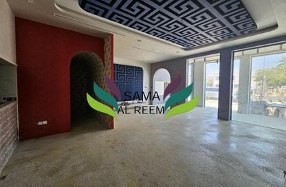 Retail - Studio - 2 Bathrooms for rent in Umm Suqeim 1 Villas - Umm Suqeim 1 - Umm Suqeim - Dubai