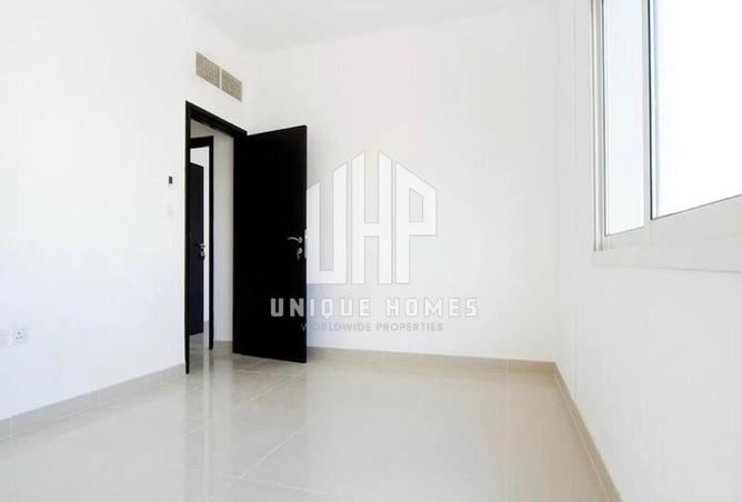 Single Row | Mid Unit | Gated Community | Upcoming — photo 3
