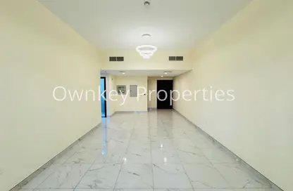 شقة - غرفة نوم - 2 حمامات للايجار في الوردة بيضاء - الضاحية 12 - قرية جميرا الدائرية - دبي