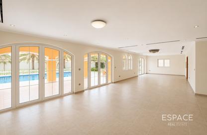 Villa - 5 Bedrooms - 5 Bathrooms for rent in District 2 - Jumeirah Park - Dubai