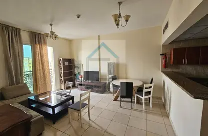 شقة - غرفة نوم - 2 حمامات للايجار في آي سي1 اماراتي 24 - طراز إماراتي - المدينة العالمية - دبي